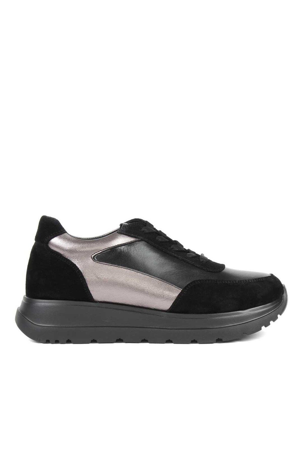 Celal Gültekin Kadın Siyah Bağcıklı Kalın Tabanlı Süet Deri Sneaker