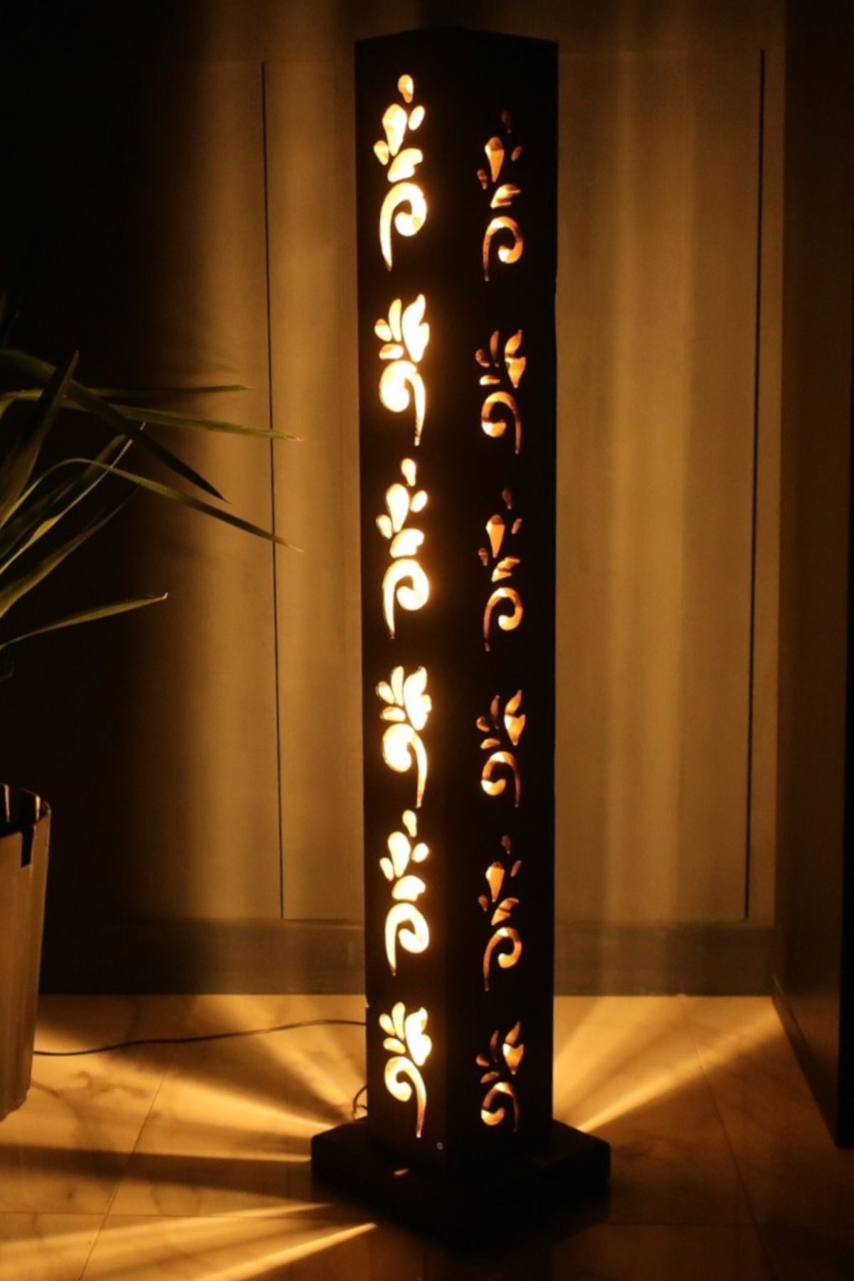 SerenityHaven Dekoratif Ahşap Ayaklı Lambader Uzaktan Kumandalı Aç/Kapa Anahtarlı Gün Işığı Neon Led 12V Lambader