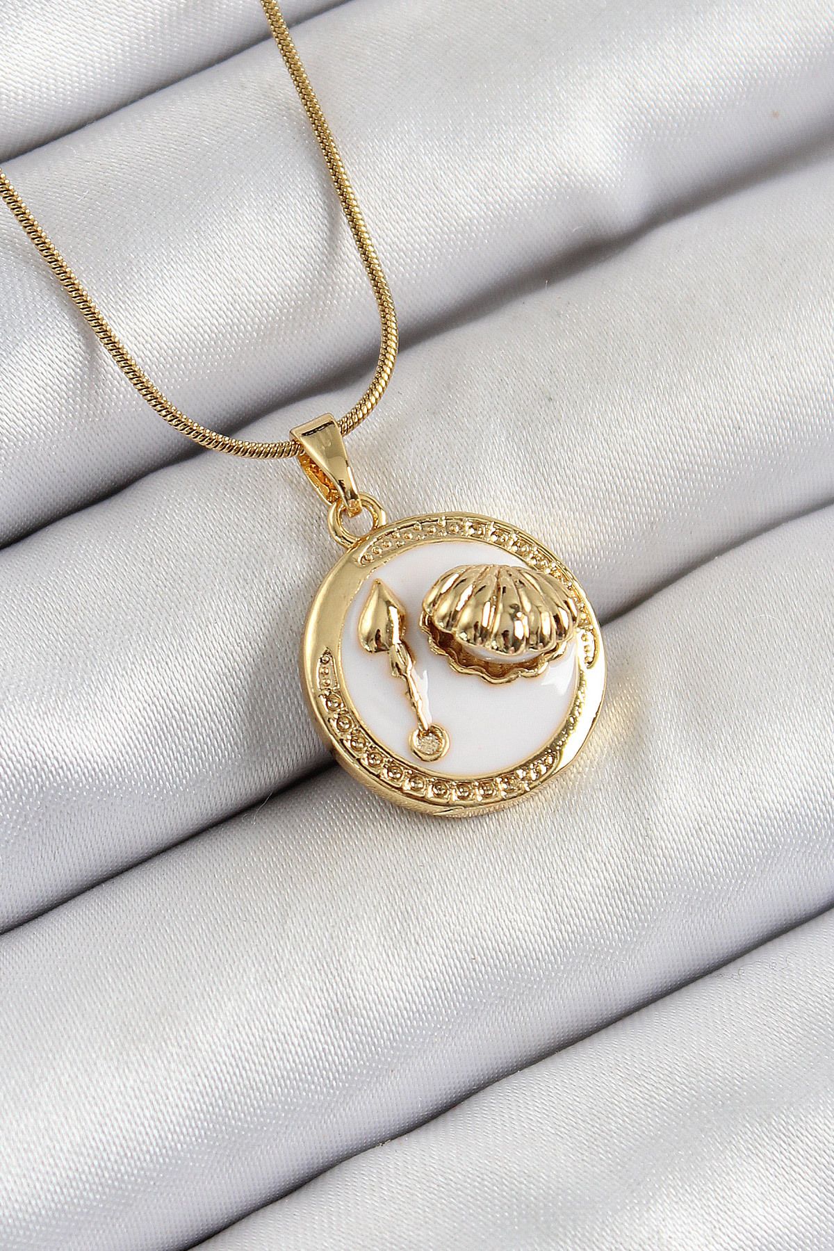 callerrons accessories Zincir Beyaz Mineli Sanatsal Portre İstiridye Model Gold Renk Kadın Kolye - EBJ250605W34532