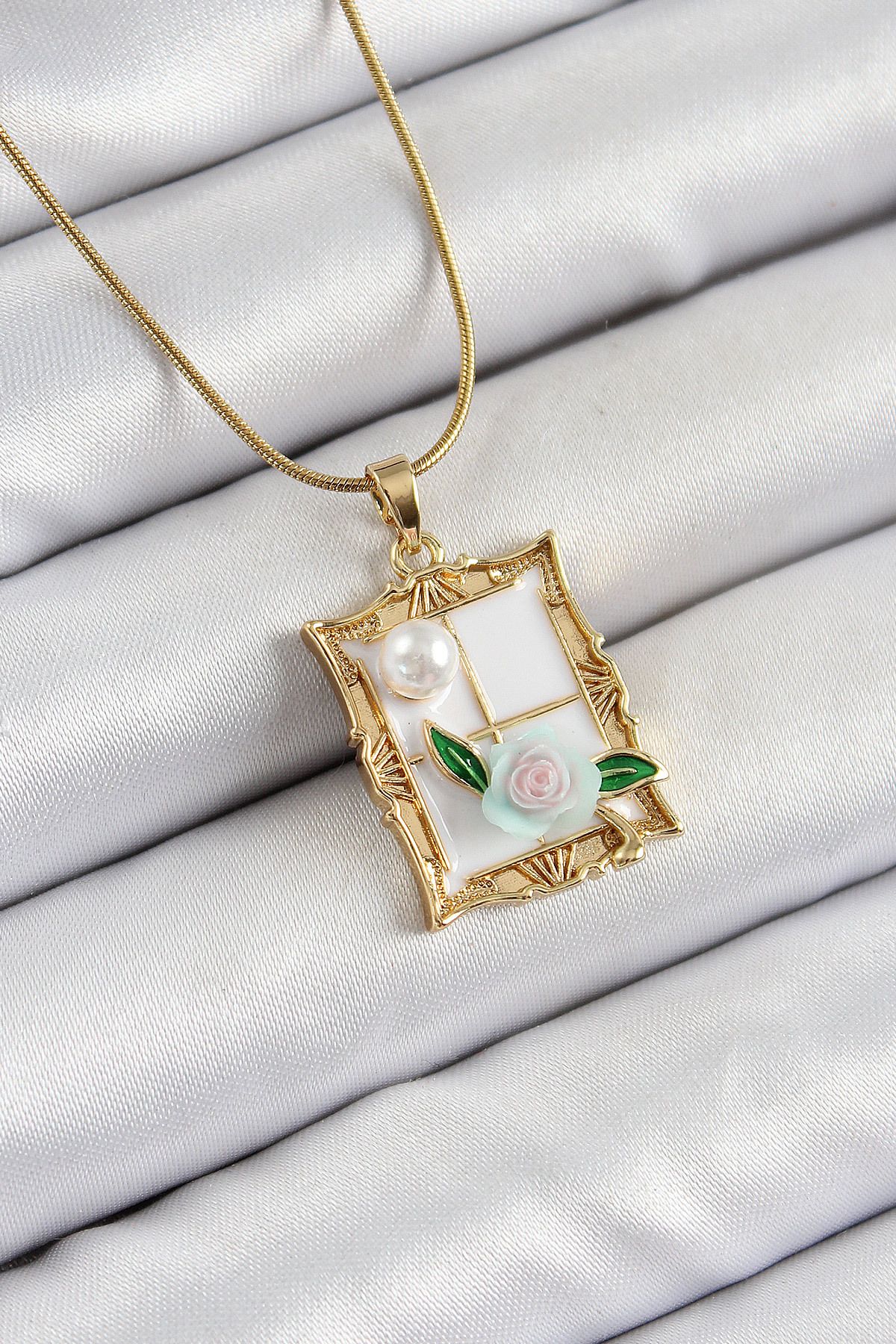 callerrons accessories Zincir Beyaz Sanatsal Portre İnci Detaylı Gül Figürlü Model Gold Renk Kadın Kolye - EBJ250605W34555
