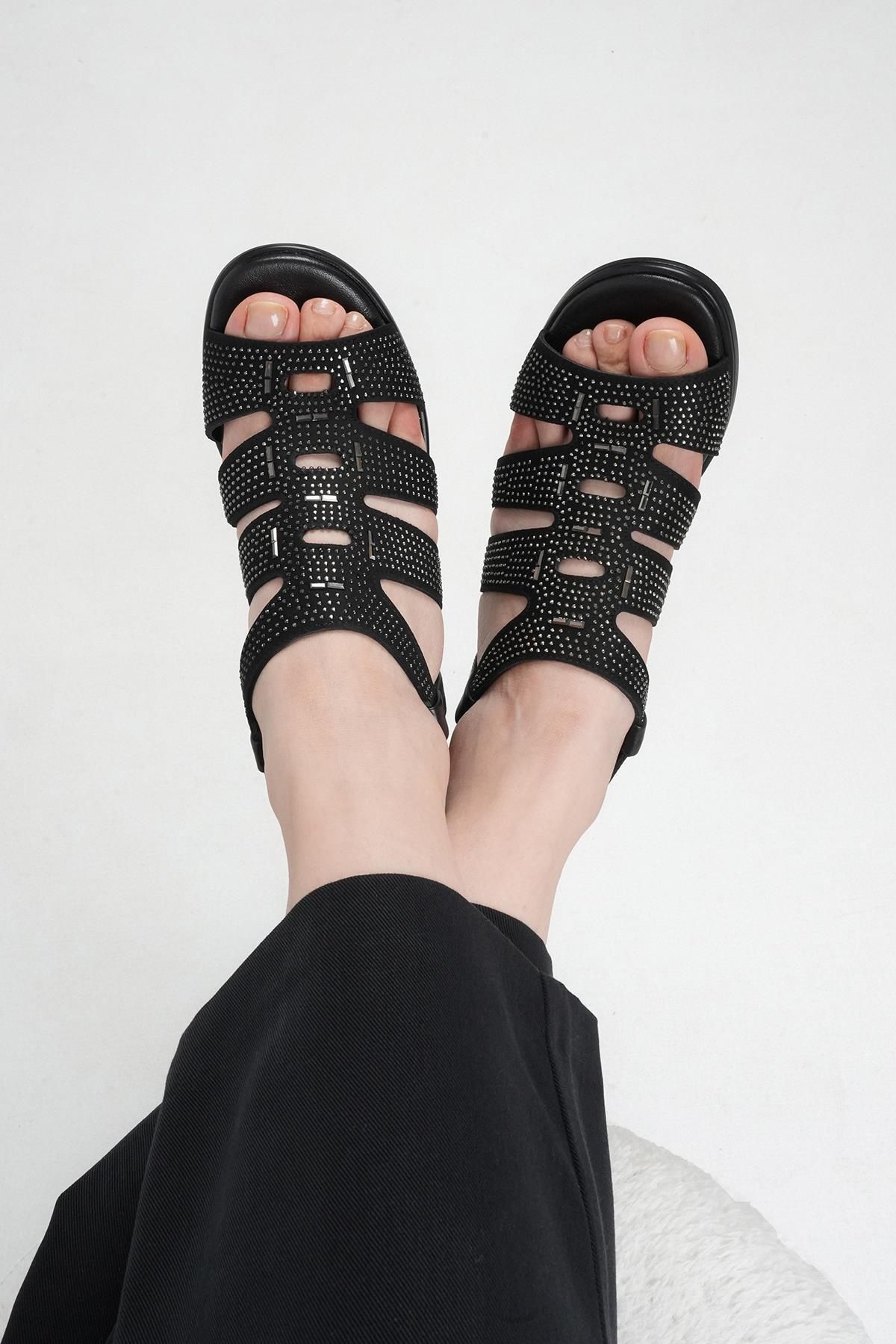 Stilbagshoes MARTİNA TAŞ BANTLI HAKİKİ DERİ TOPUKLU KADIN SANDALET SİYAH