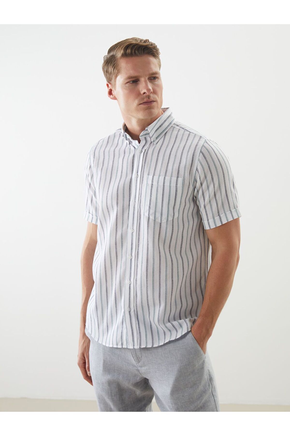 LC Waikiki LCWAIKIKI Classic Regular Fit Kısa Kollu Çizgili Poplin Erkek Gömlek