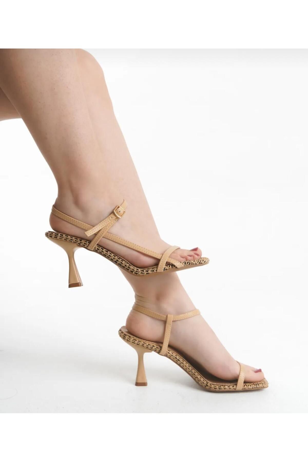 BAZE SHOES İnce Bantlı Hasır Tabanlı Bej Topuklu Sandalet