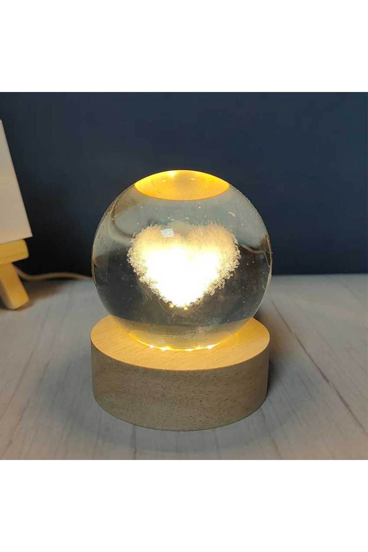 SerenityHaven Dekoratif Kalp Tasarımlı Ahşap altlıklı Işıklı Cam Küre Büyük Boy 8 Cm MZ4-2301