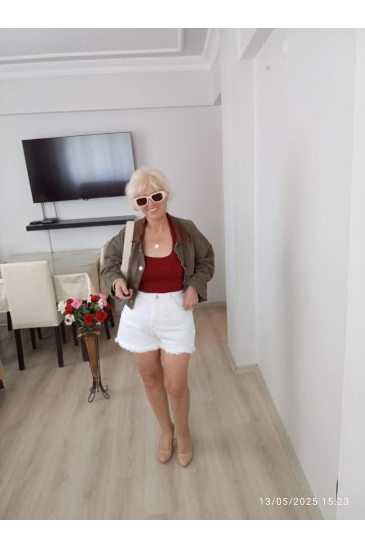 Butik taşlı ve paçaları püsküllü hafif esnek beyaz kotşort