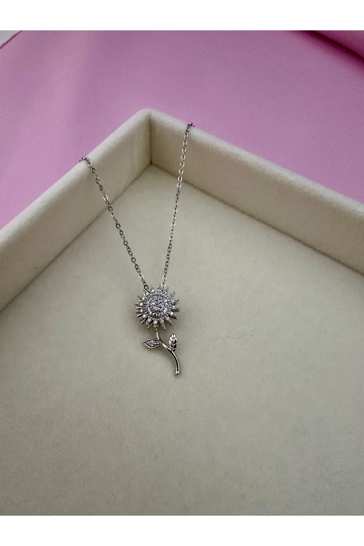 Lumina Atelier Dönel Çiçek Kolye