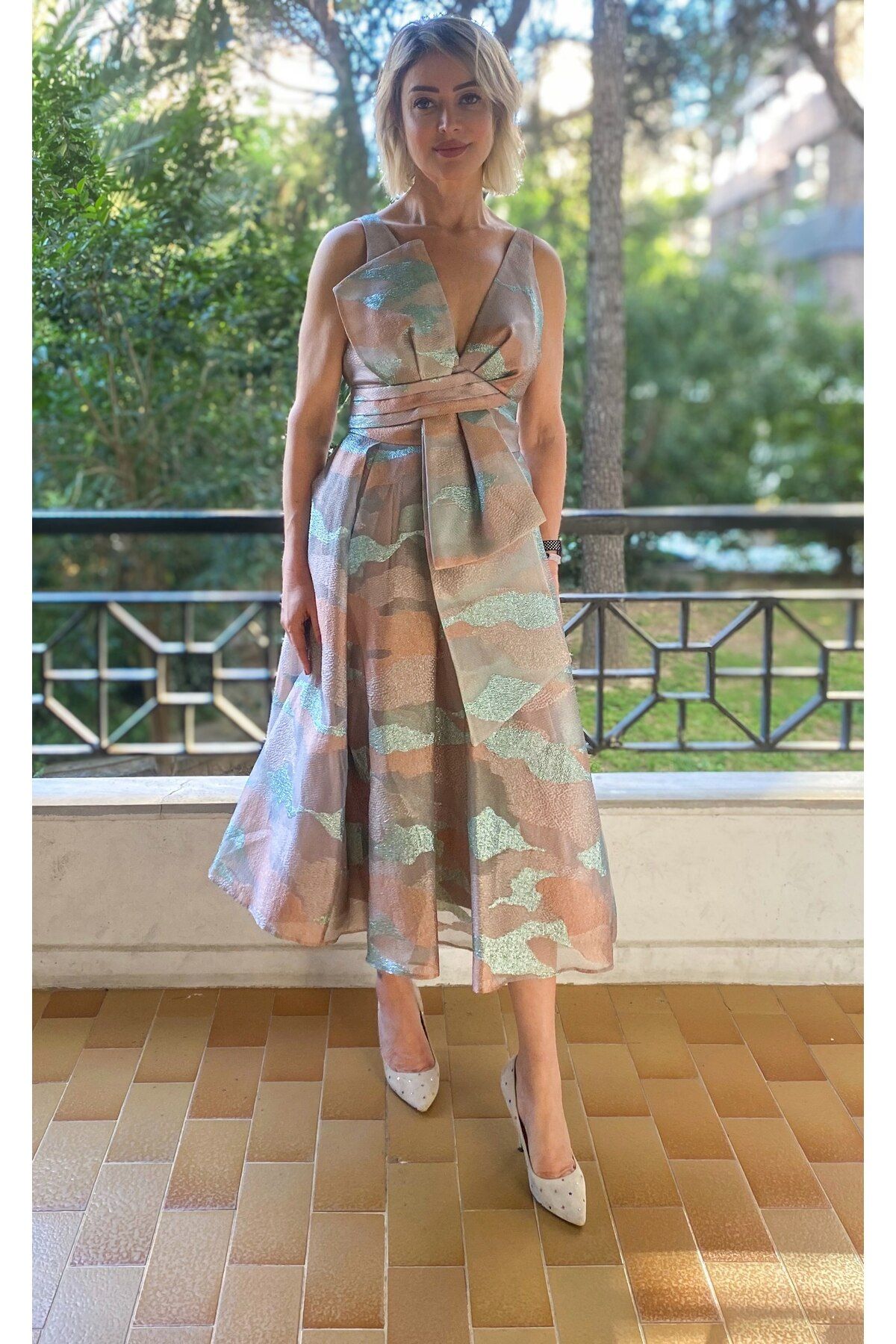 satya IŞILTILI FİYONK DETAYLI MİDİ ORGANZA JAKAR ELBİSE