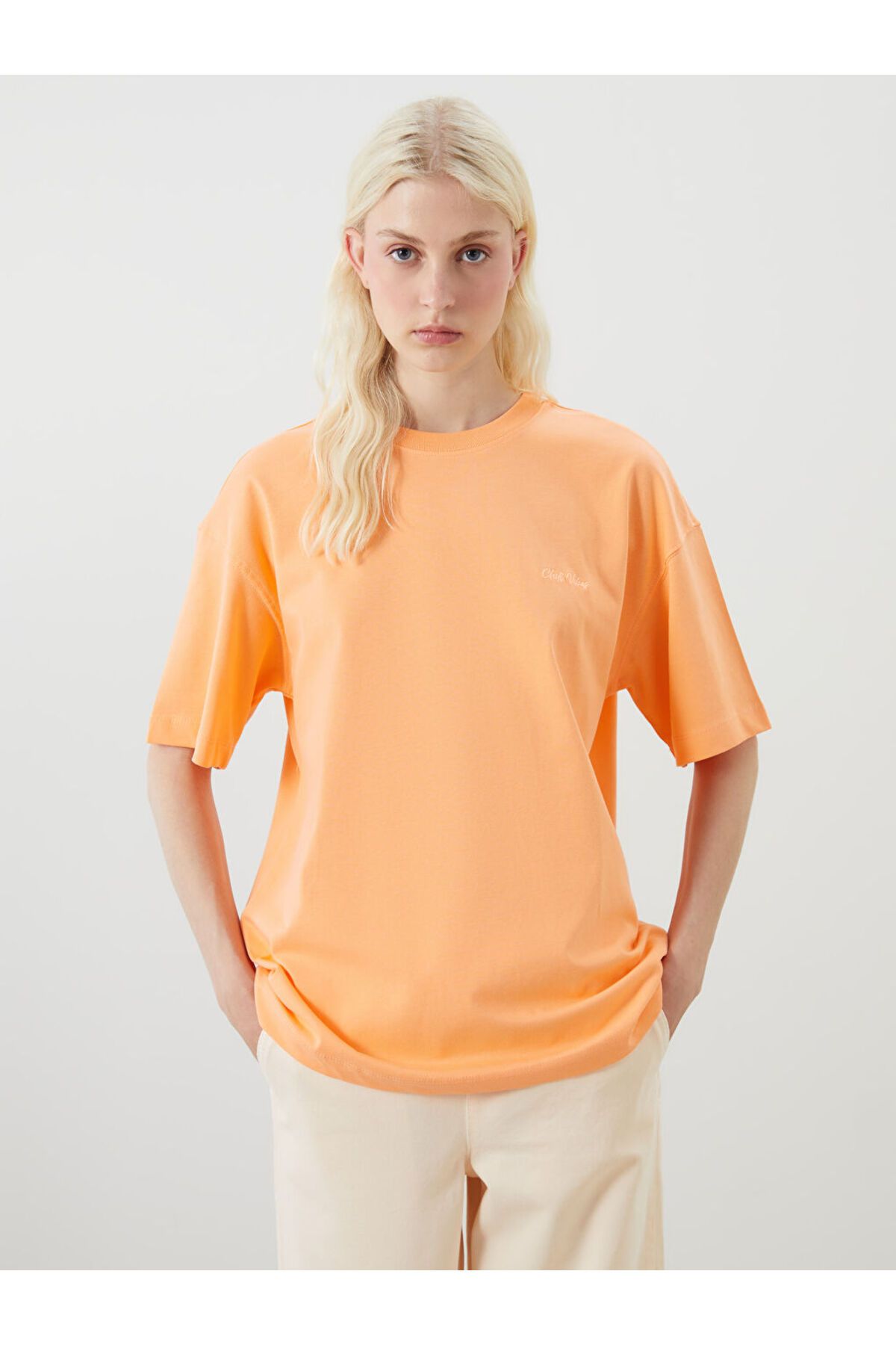 LC Waikiki Bisiklet Yaka Nakışlı Oversize Kadın Tişört