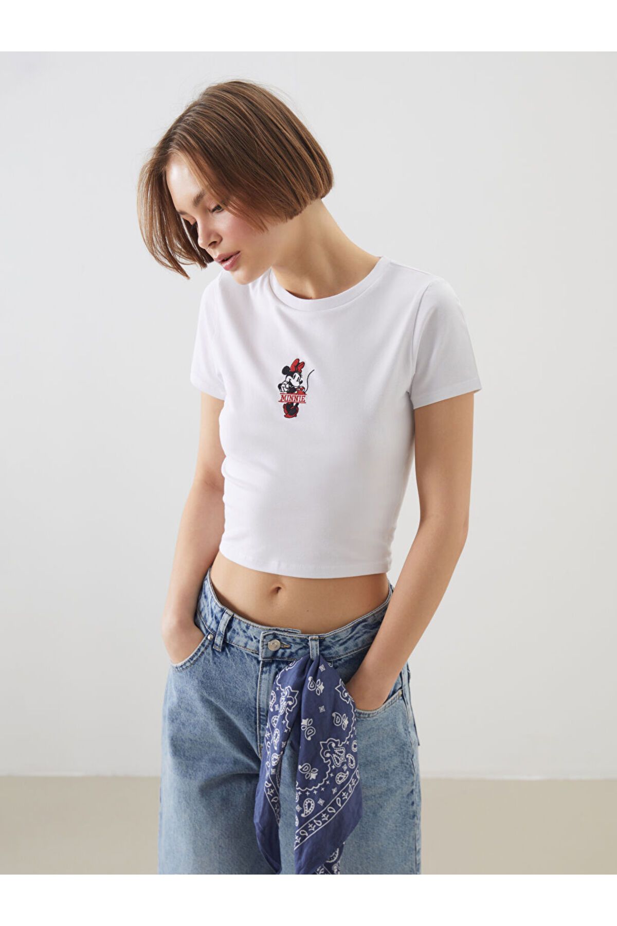 LC Waikiki XSIDE Beyaz Bisiklet Yaka Minnie Mouse Nakışlı Crop