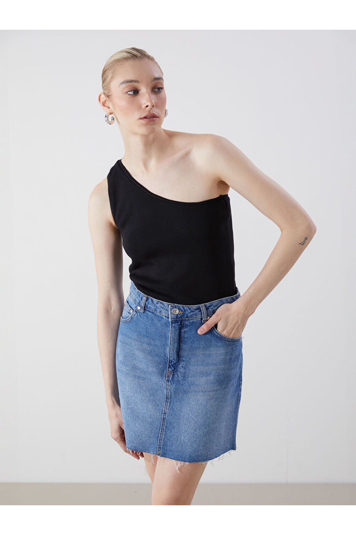 LC Waikiki Tek Omuz Crop Kadın Triko Atlet