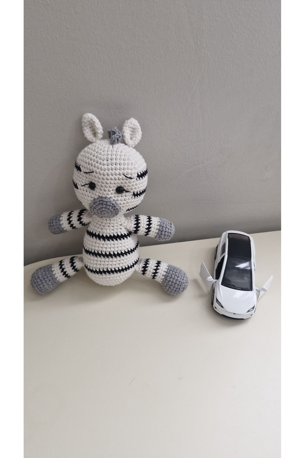 MiLio Store Beyaz Ayıcık Amigurumi – Gri Detaylı El Örgüsü Oyuncak, Bebekler İçin Mükemmel Seçim