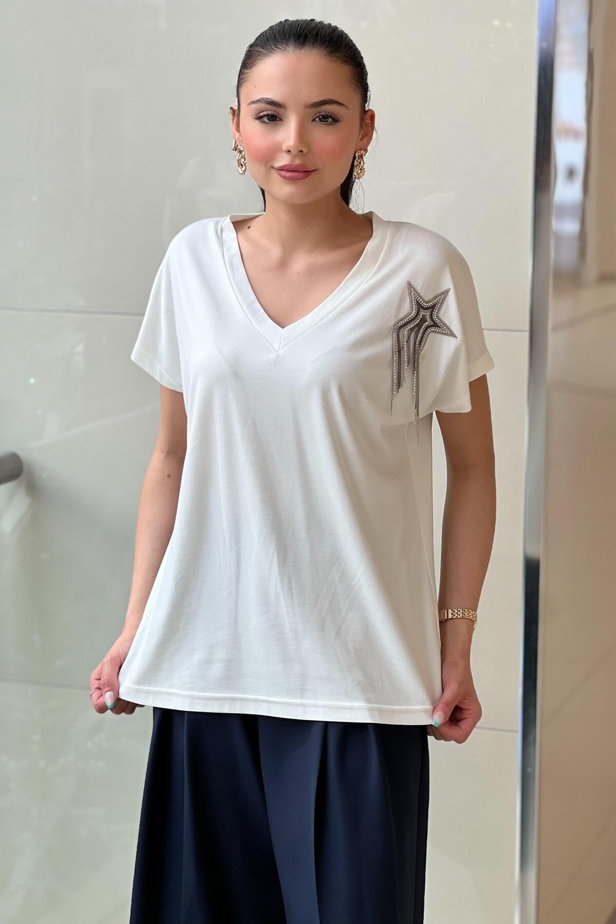 On Fashion On Fashıon Zıncırlı Yıldız Detayli Kısa Kol Bluz