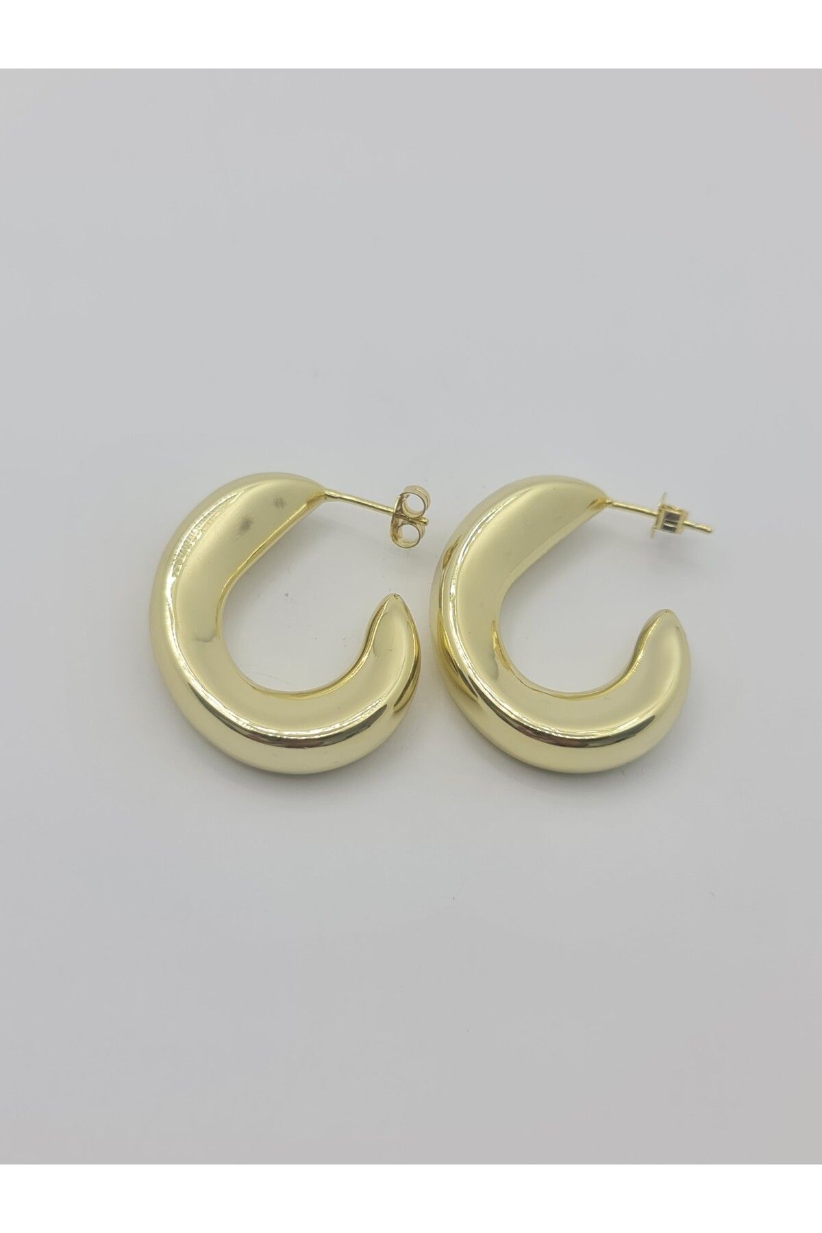 Ari Jewelry 925 Ayar Gümüş 14K Altın Kaplama Kıvrımlı Halka Küpe – Modern Tasarım