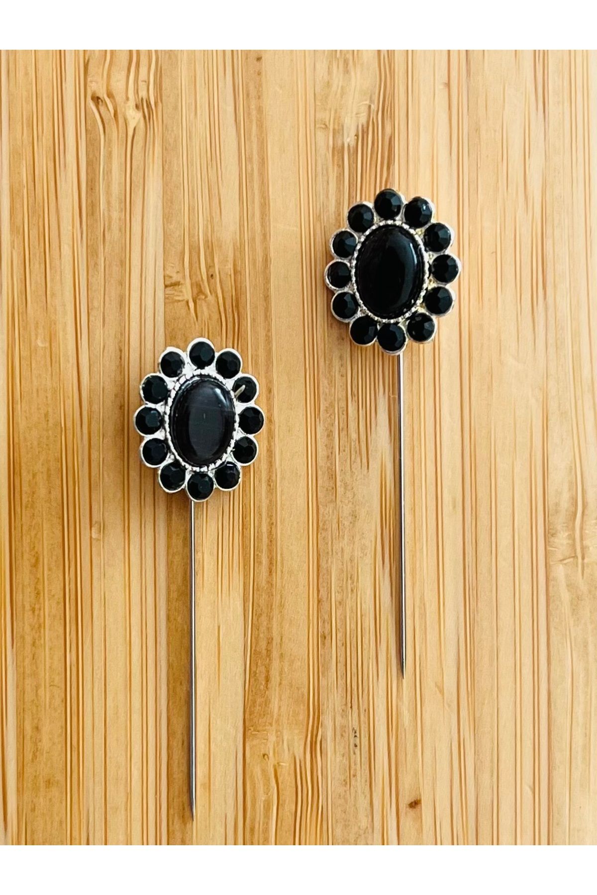 Öztürk Kristal Görünümlü Akrilik Taş Eşarp Iğnesi. İğne Boyu: 32mm. Başlık Ebatı: 15mm.