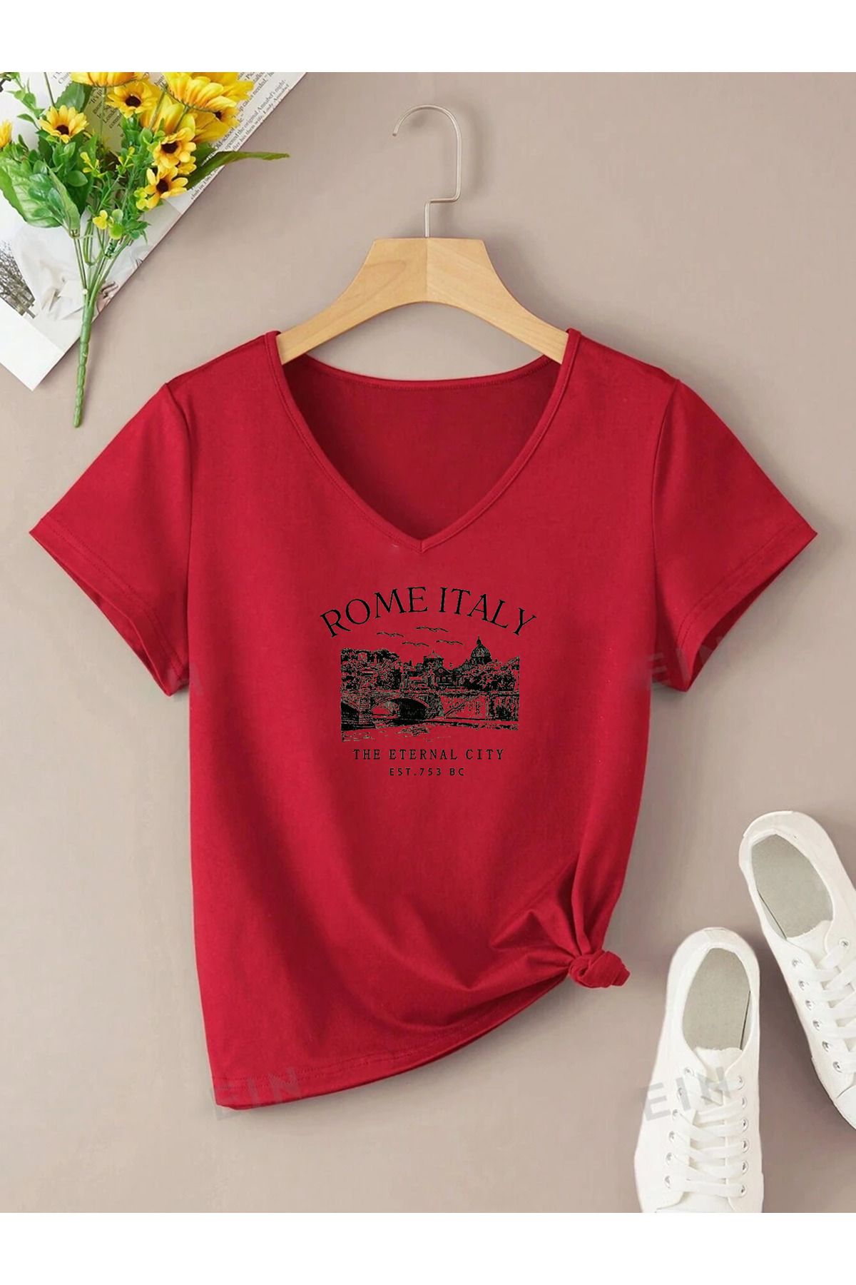 Cosmo Style ROMAITALY baskılı V-yaka kısa kollu normal boy günlük giy çık tshirt TYCDCA4AF3A0E6B508