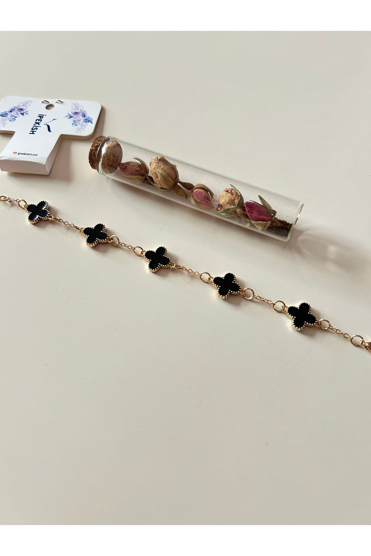 Cheecky Chic İpekish | Unisex, Gold Renk, Zincirli Siyah Van Cleef Detaylı Ayarlanabilir Bileklik – Şık Tasarım