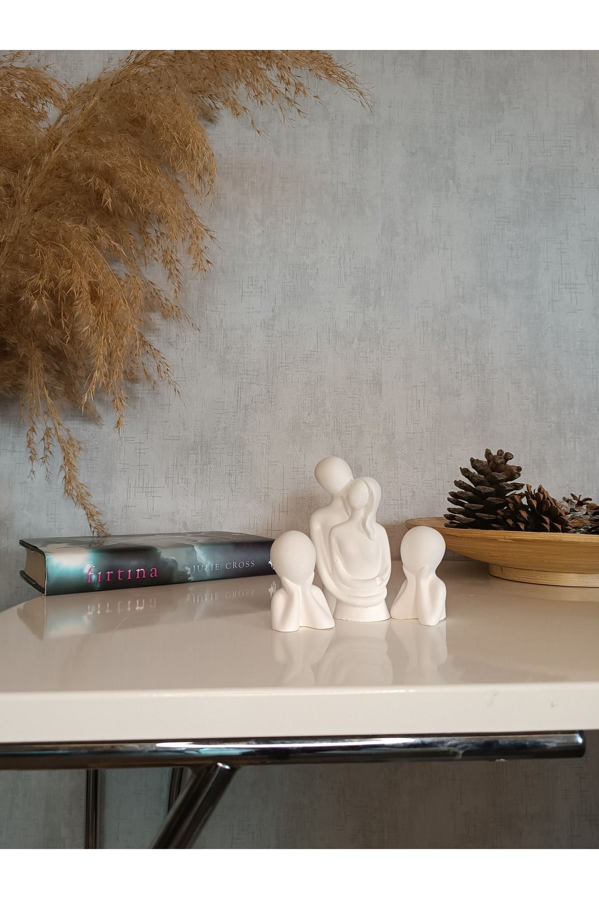 SerenityHaven sarılan çift ve İki çocuklu aile. Beyaz ev dekorasyonu, inesit.