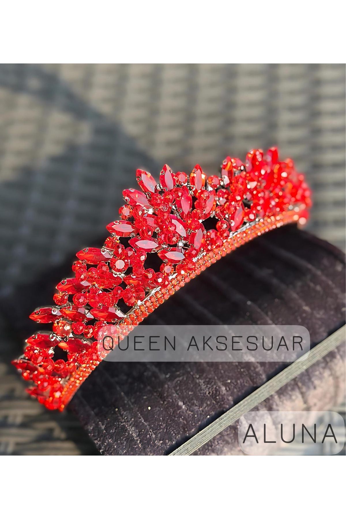 QUEEN AKSESUAR ALUNA yakut kırmızı kristal taşlı lüks tasarım nişan gelin tacı metal taç yüksek otantik motifli