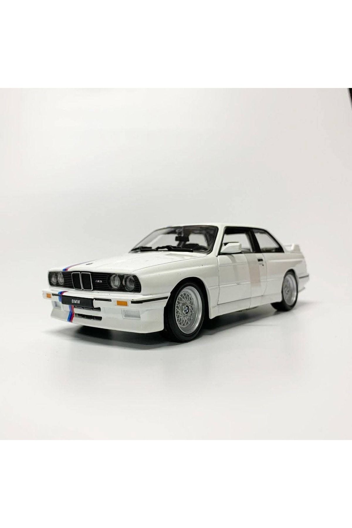 Burago 1.24 ÖLÇEK BURAGO MARKA LİSANSLI BMW M3 E30 BEYAZ RENK DİECAST MODEL METAL ARABA (17 18 CM)