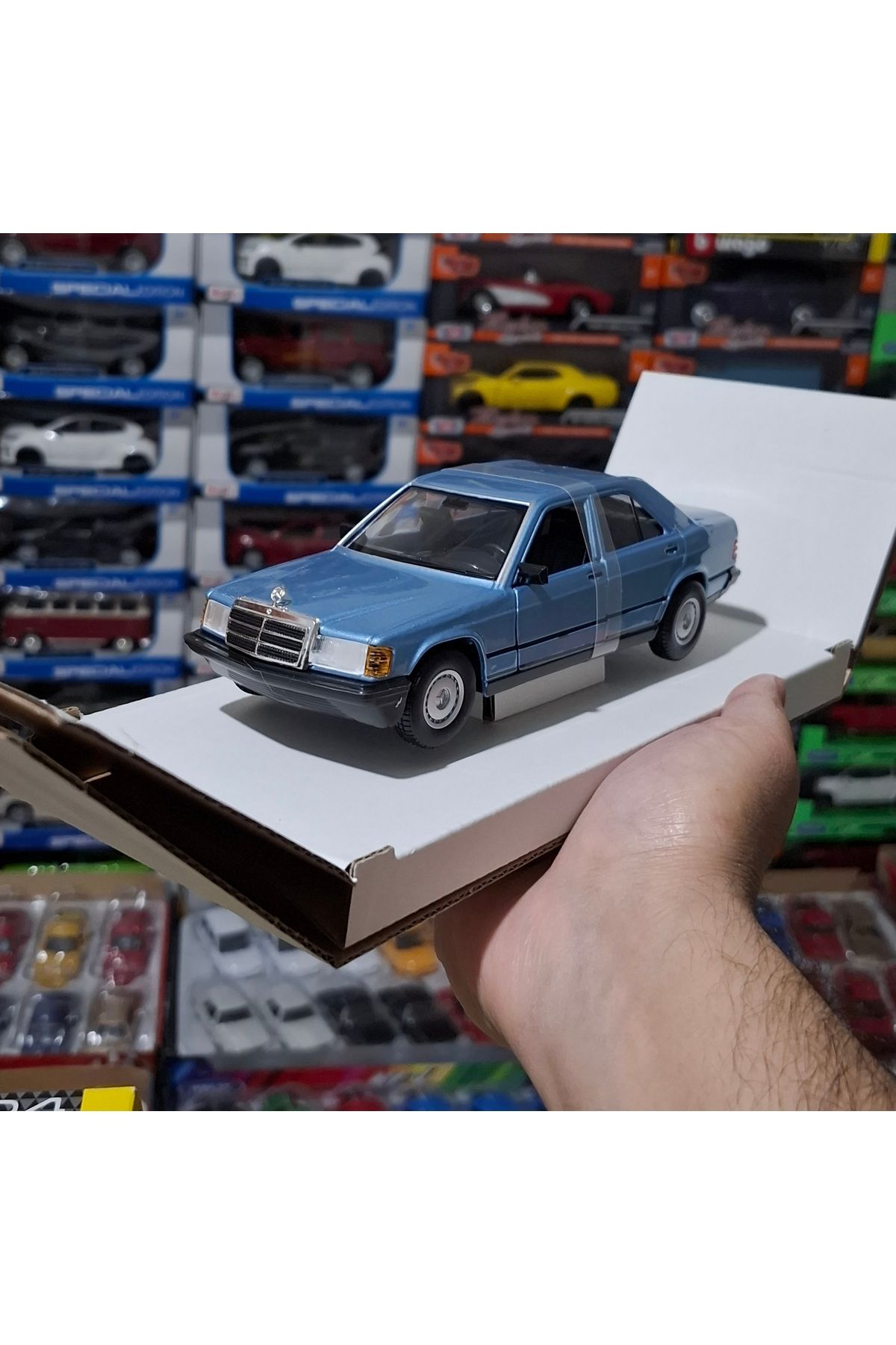 Burago 1.24 ÖLÇEK BURAGO MARKA LİSANSLI MERCEDES BENZ 190E MAVİ RENK( 17 18 CM)