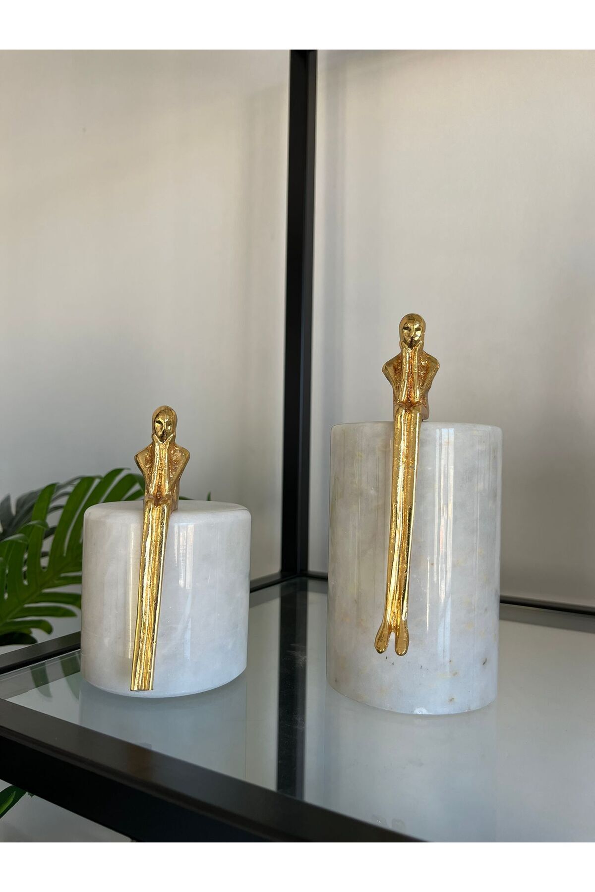 SerenityHaven GOLD DÜŞÜNEN ADAM BEYAZ MARBLE
