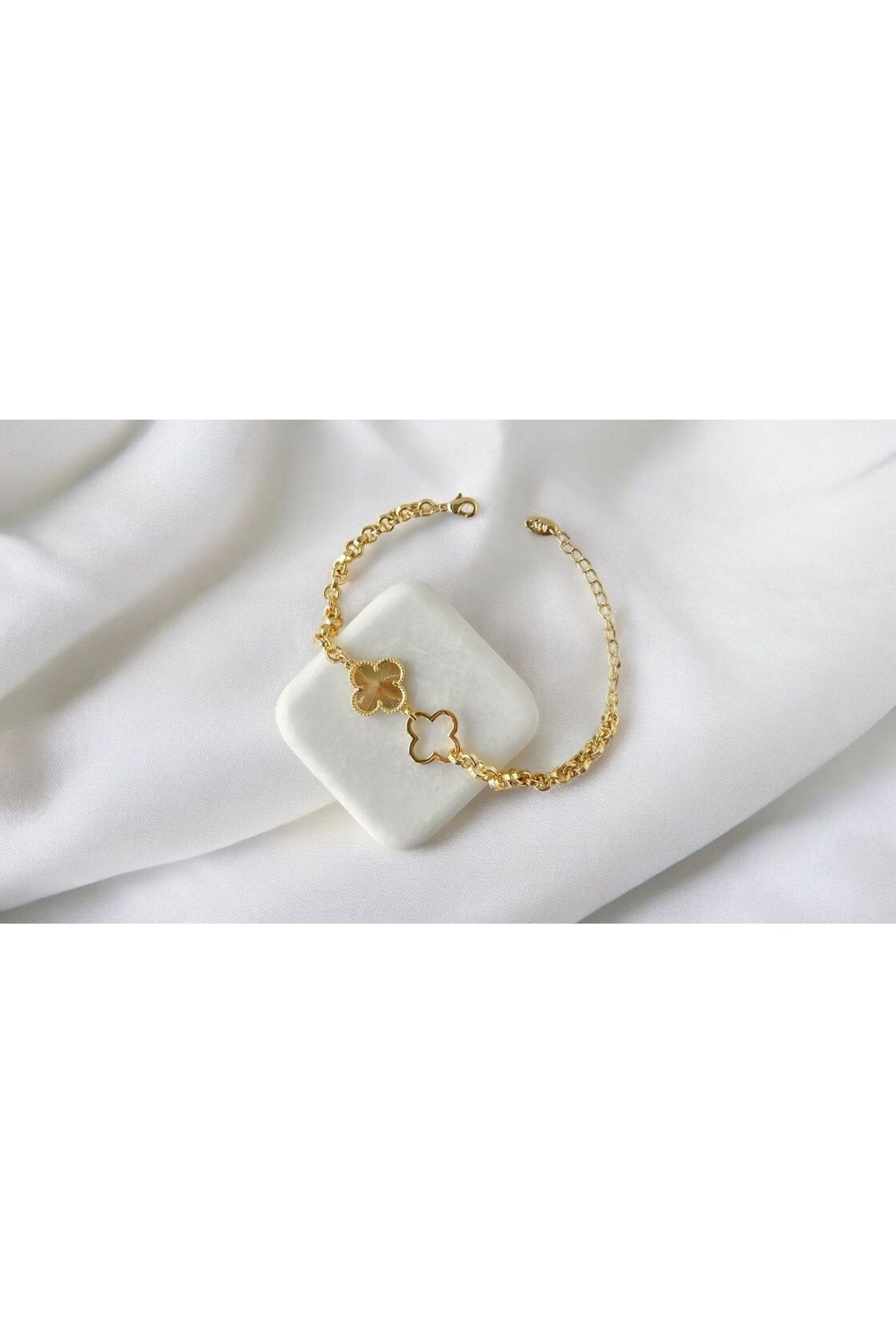 takısaat Yonca Desen Gold Çelik Bileklik
