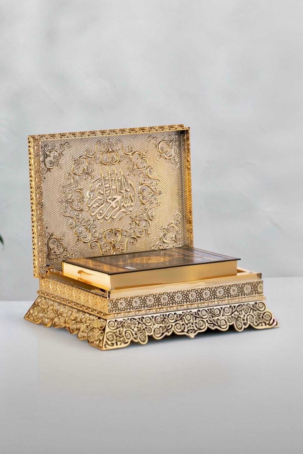 SerenityHaven Zirkon Taşlı Kur'an-ı Kerim Hediyeli Altın Sandık Kuran Kabı Dekoratif Biblo 29*9 Cm