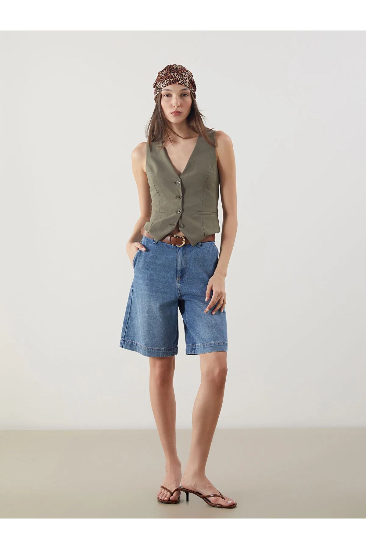 LC Waikiki Beli Kemerli Standart Fit Kadın Jean Şort