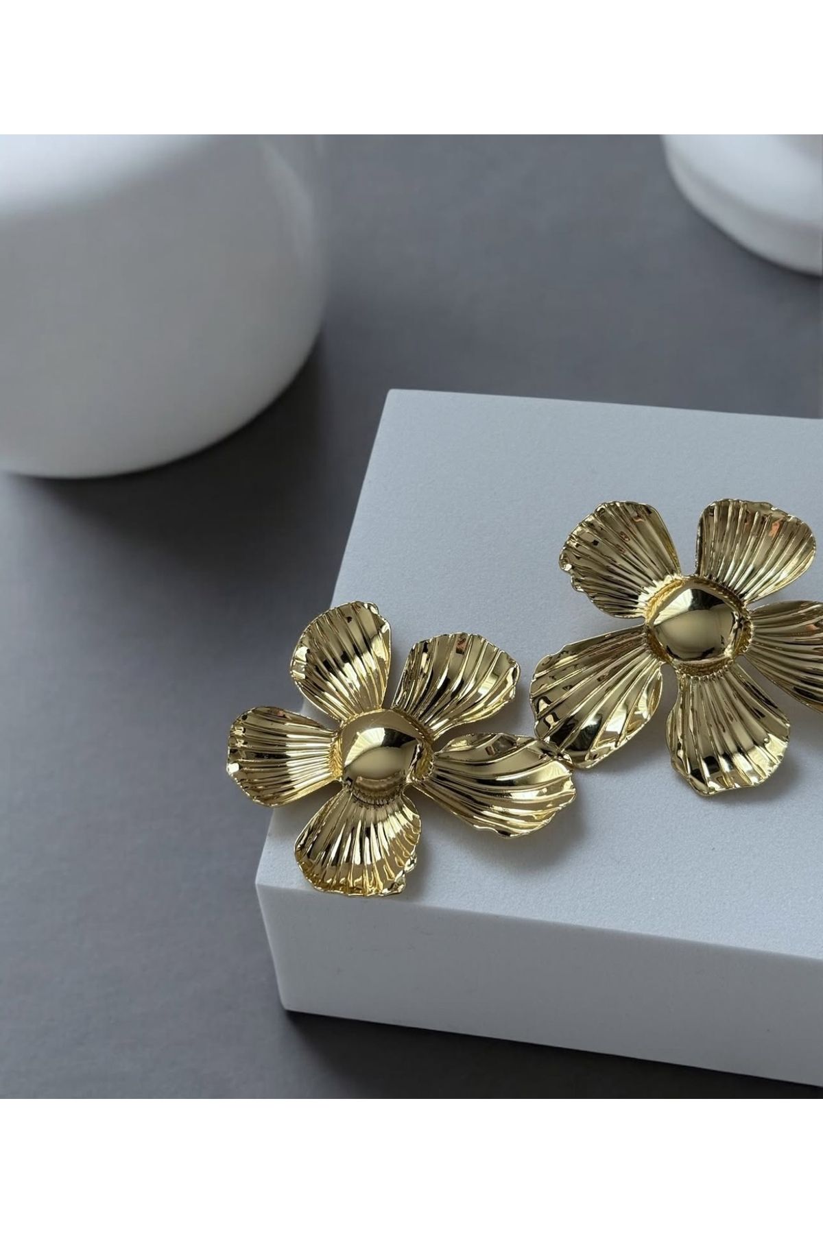 HND collection Gold Renk Büyük Çiçek Küpe Şık ve Göz Alıcı Tasarım