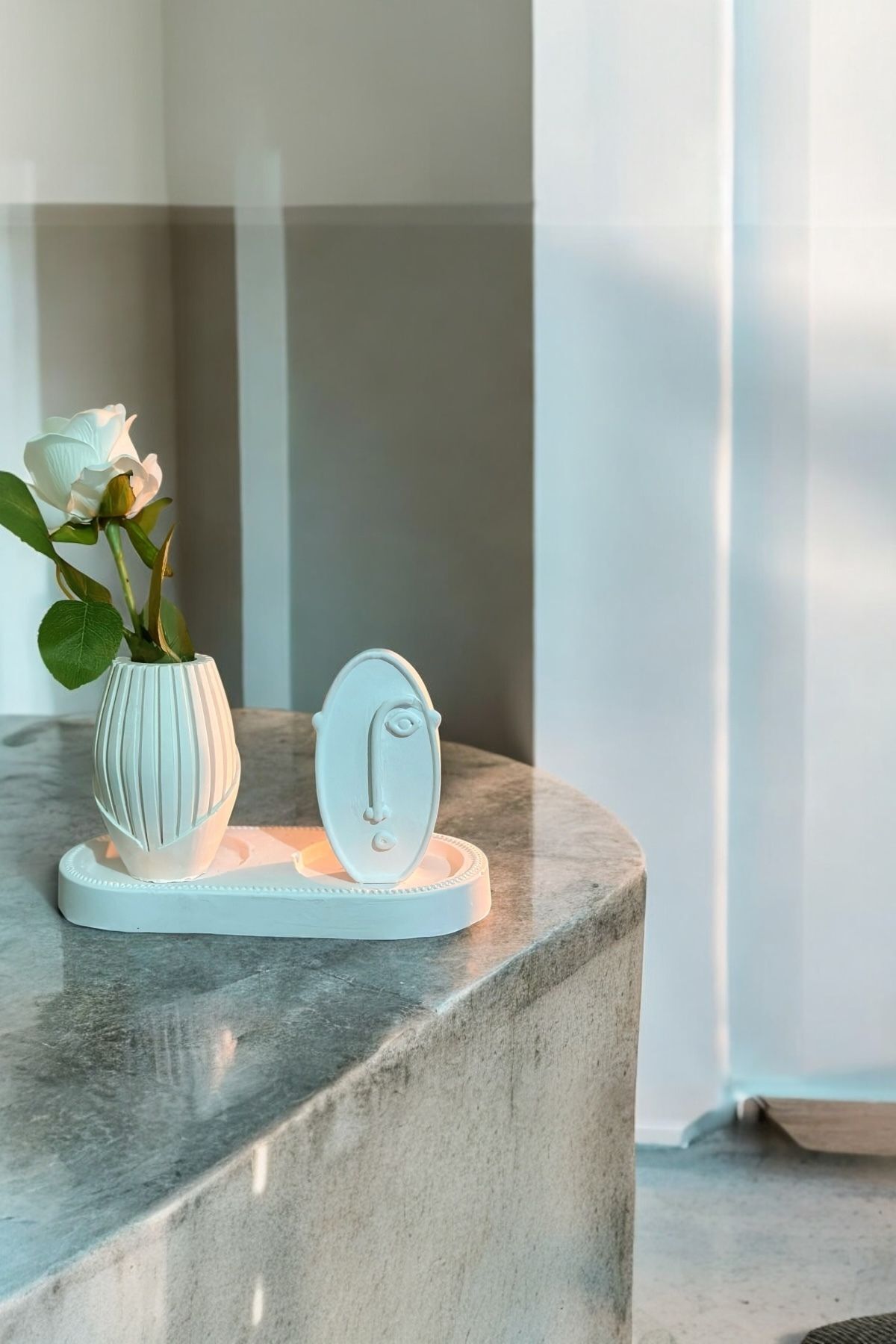 SerenityHaven İskandinav Yüz Heykel Ve Şık Tasarımlı Vazo Beyaz