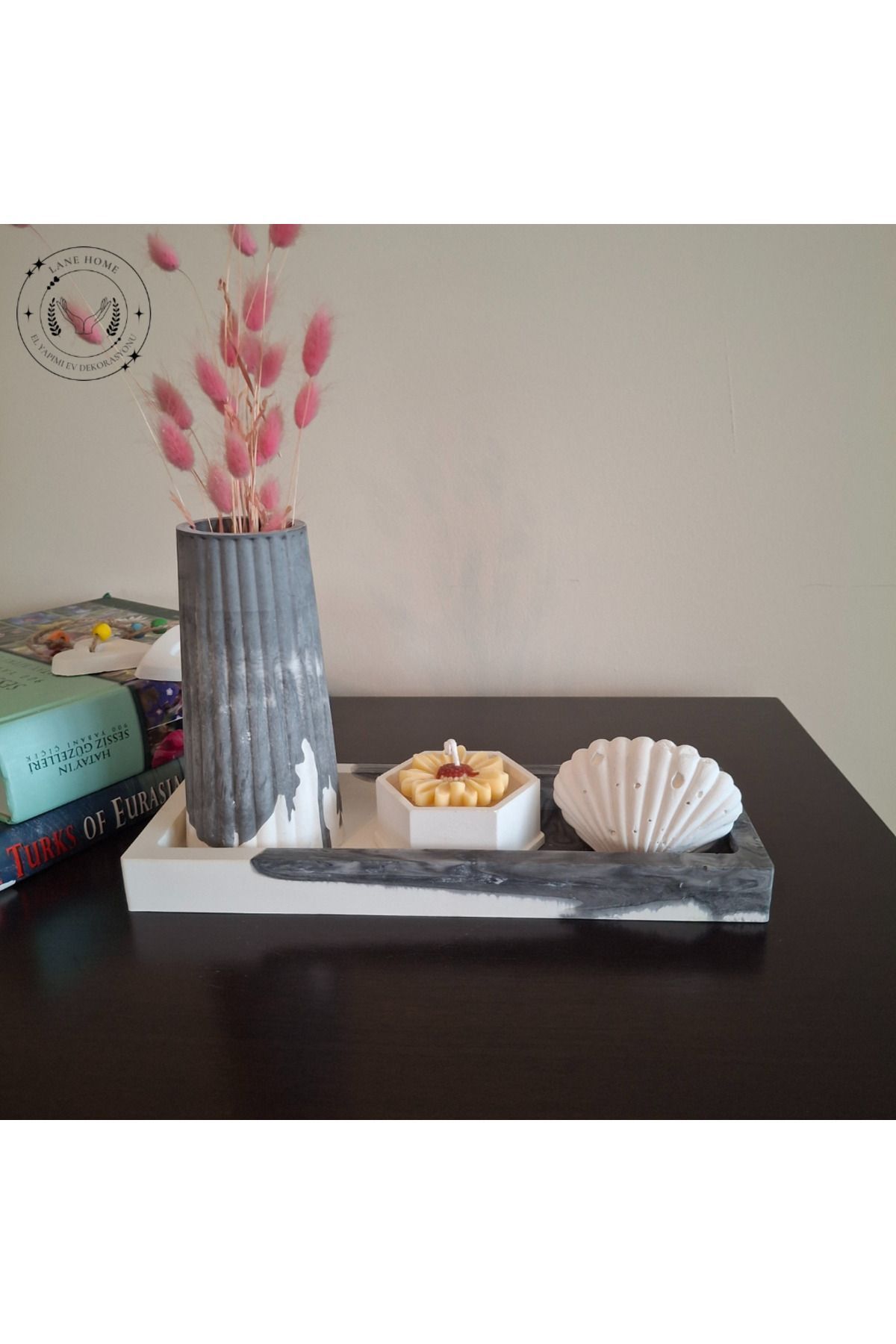SerenityHaven Dekoratif 4'lü Tepsi Set ( Çizgili Vazo - Çiçek Mum - Tepsi - İstiridye Obje )