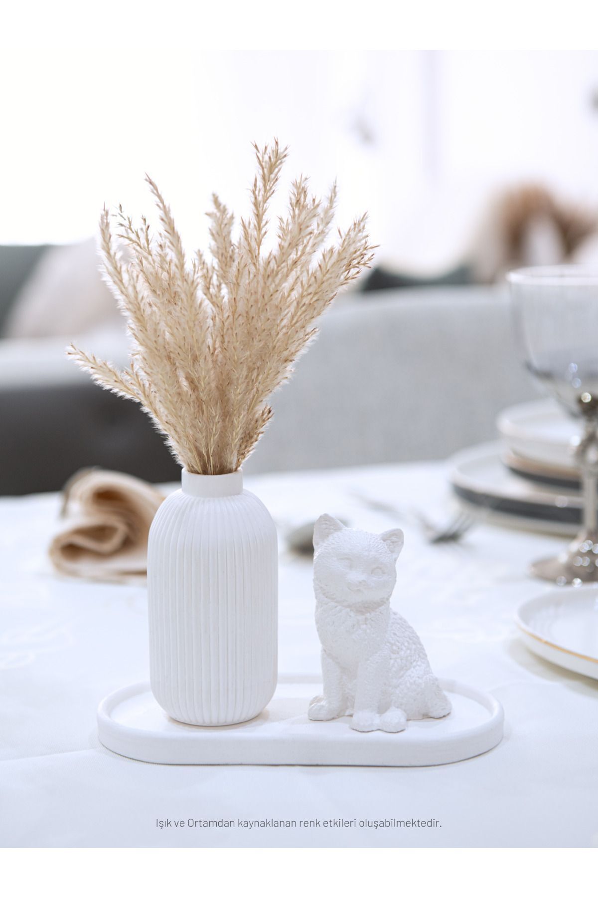 SerenityHaven Snow Collection - Dekoratif 2'li Set - Tüylük & Kedi Figürü - Beyaz