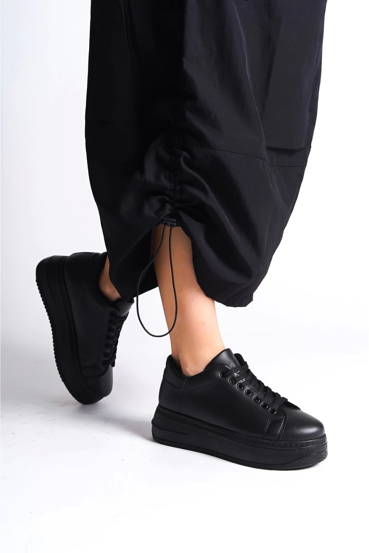 Beruflic Bağcıklı Ortopedik Taban Kadın Sneaker Spor Ayakkabı CST - Siyah BIANA