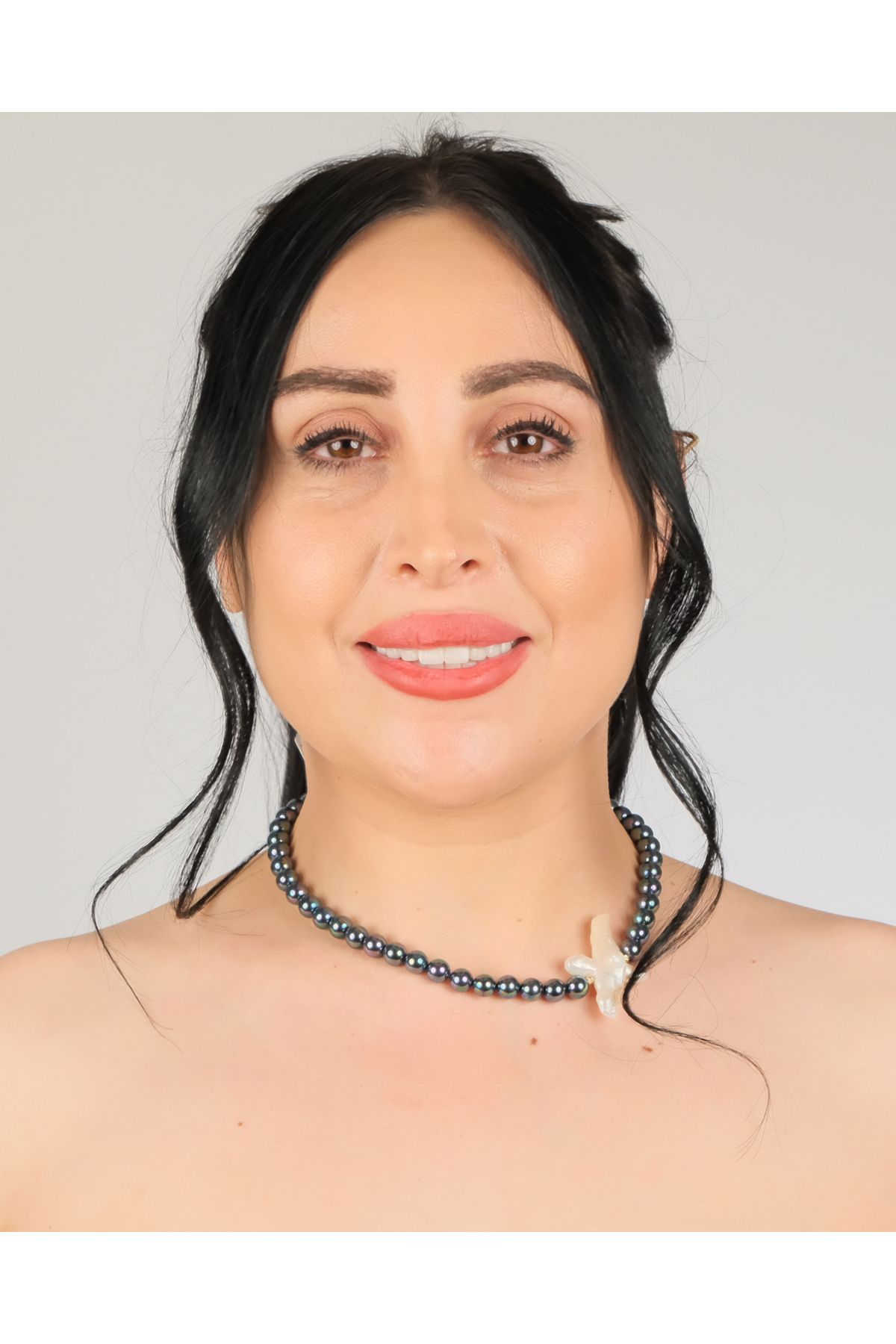 polimooi Siyah İride İnci Kolye · Barok İnci Haç Odaklı – Gotik Zarafetin Yeni Yüzü