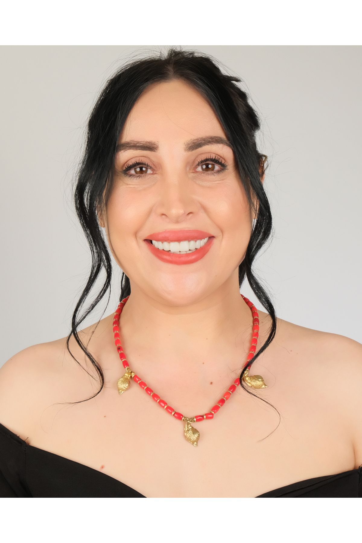 polimooi El Yapımı Mercan Boncuklu Bronz Salyangoz Kolye – Boho Akdeniz Statement Takı