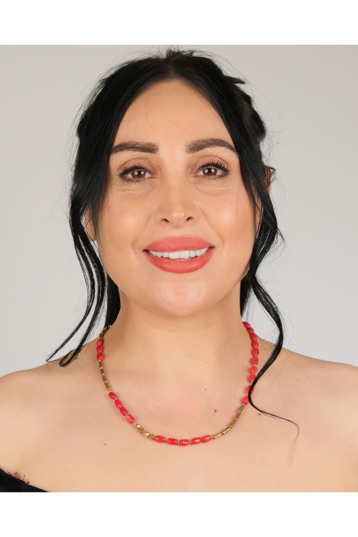 polimooi El Yapımı Mercan Boncuklu Bronz Silindir & Piramit Detaylı Kolye – Boho Vintage Statement