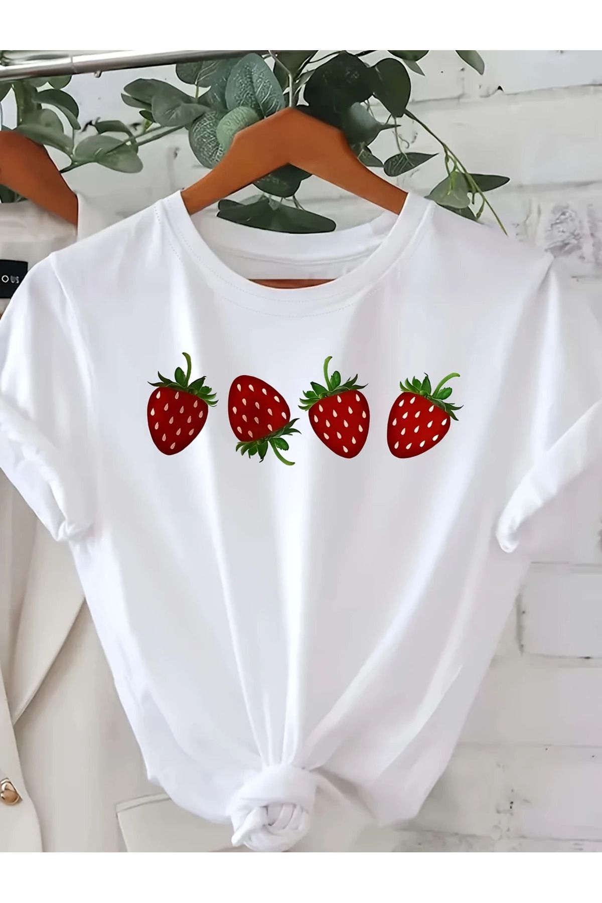 aynewmoda Kadın Kısa Kollu Yuvarlak Yaka Tişört - Beyaz Çilek Desenli, Rahat ve Bol Kesim,