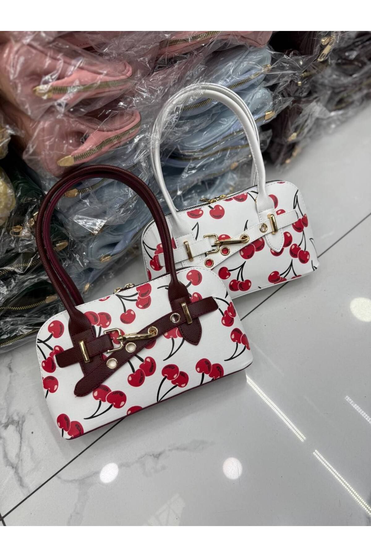 Kadın kilt ve charm desen detaylı el çantası