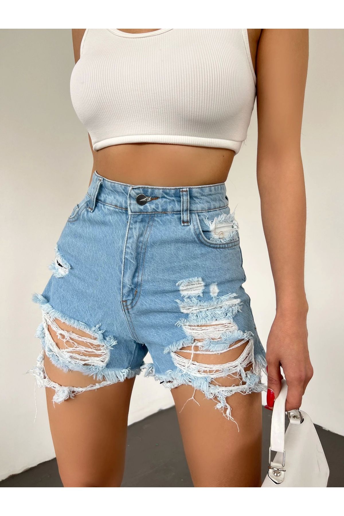 Nateli Yıkamalı Lazer Yırtıklı Mini Denim Şort