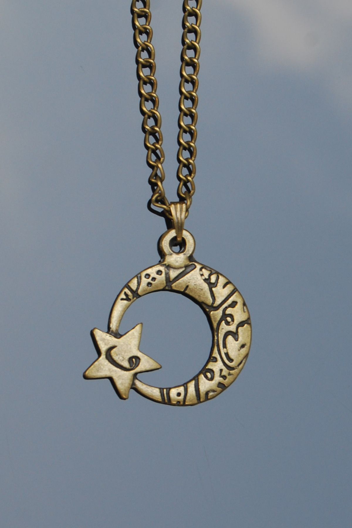 Rua Jewelry Vav Harfli Ay Yıldız Kolye - Antik Sarı Kaplama Klasik Zincirli