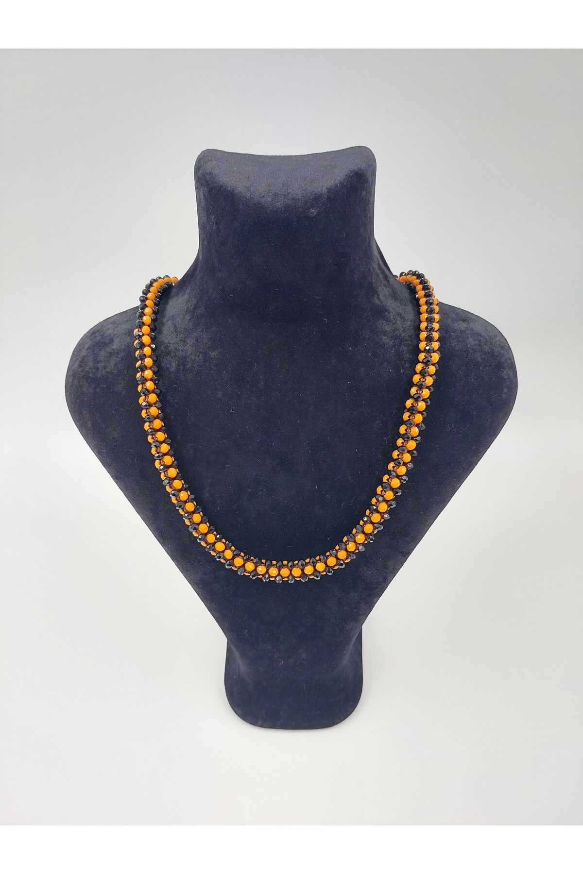 R G Handmade Design El Yapımı Siyah Turuncu Spiral Boncuk Kolye – Kristal Parlaklığında Özgün Tasarım