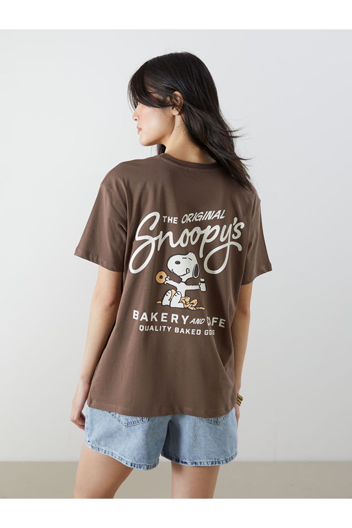 LC Waikiki XSIDE Kahverengi Bisiklet Yaka Snoopy Lisanslı Kadın Tişört