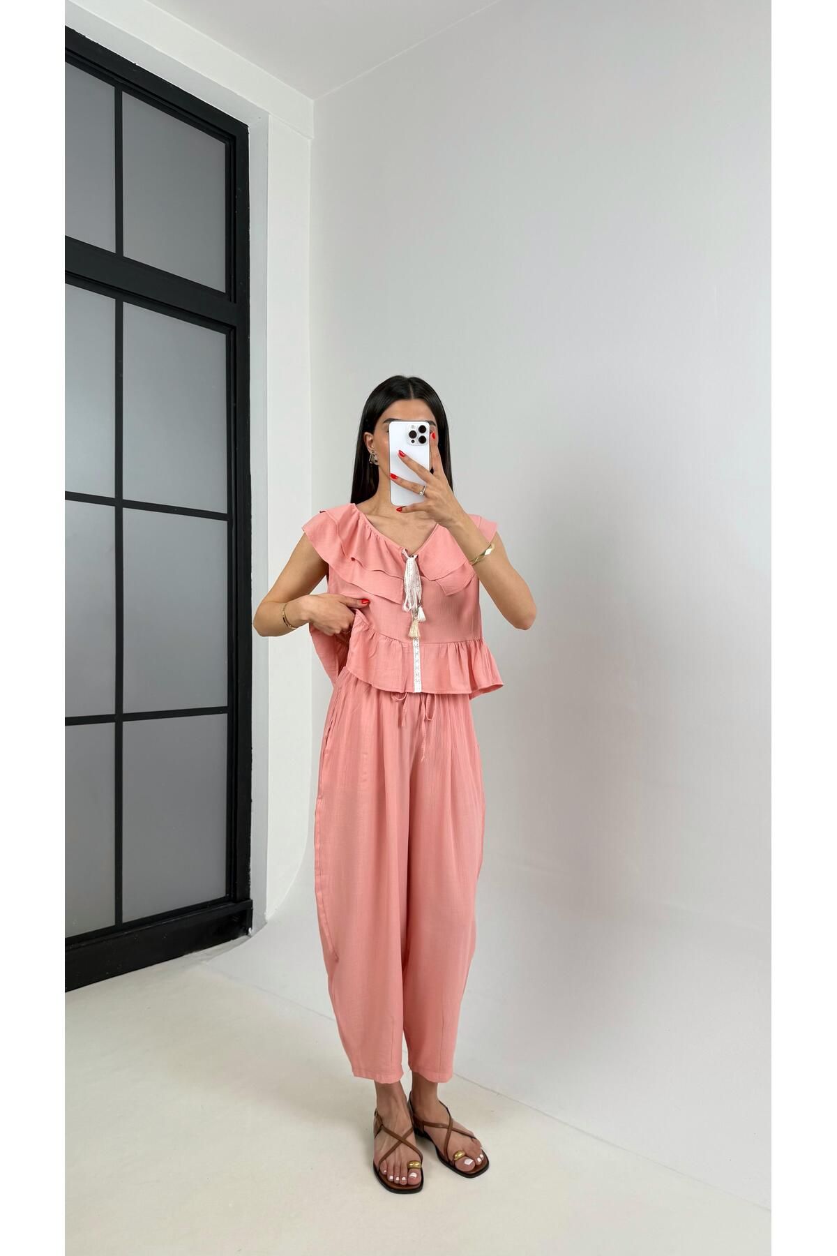 Gaus Pembe Yaka Fırfırlı Bluz Beli Lastikli Pantolon Gofre Takım Gaus00460