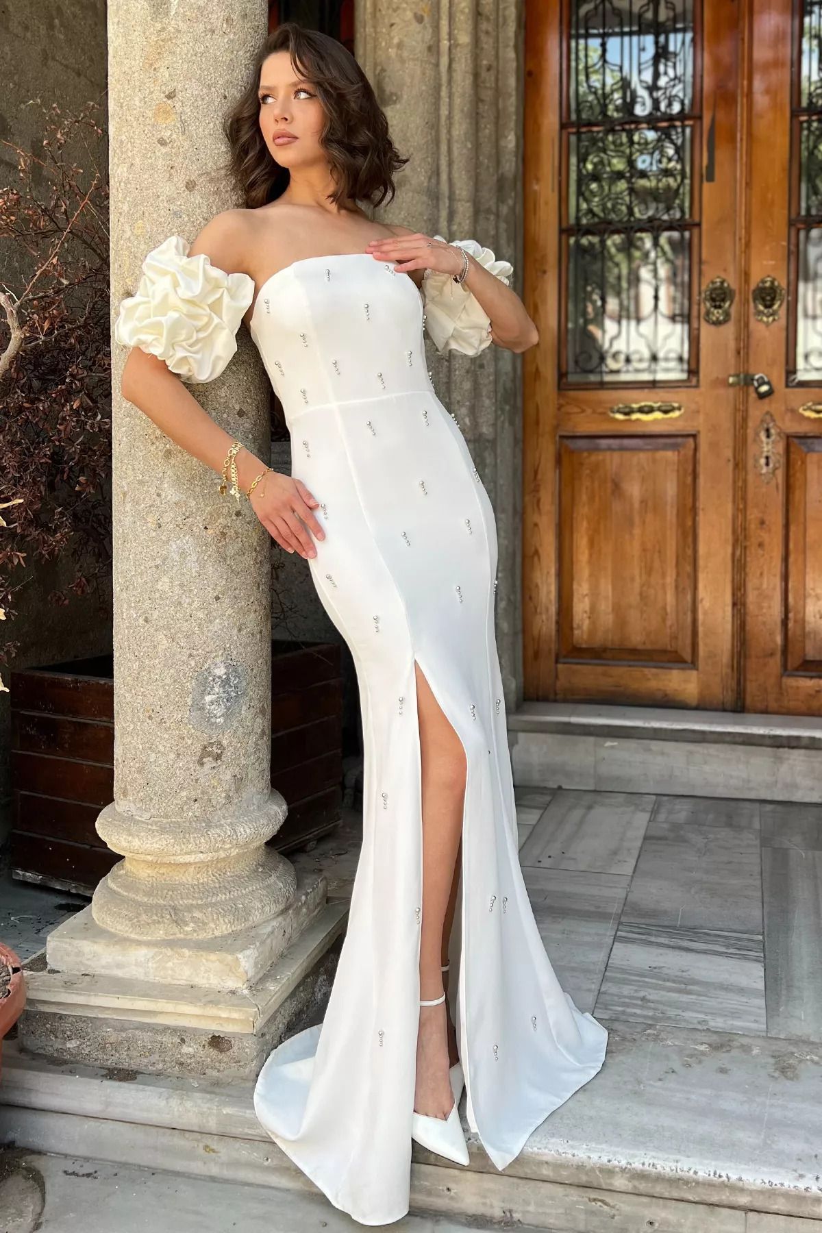 GÜLSELİ Krem Taşlı Kol Aksesuarlı Straplez Abiye Elbise
