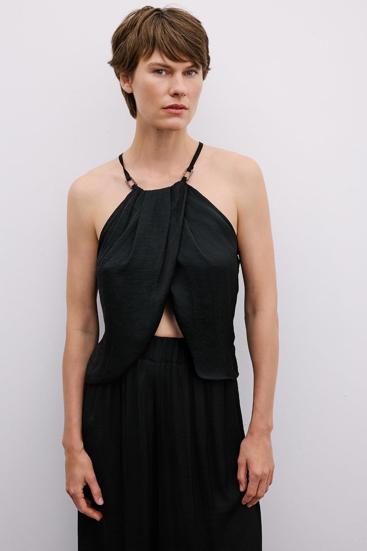 Rue Studio Aksesuar Detaylı Halter Yaka Siyah Crop Bluz