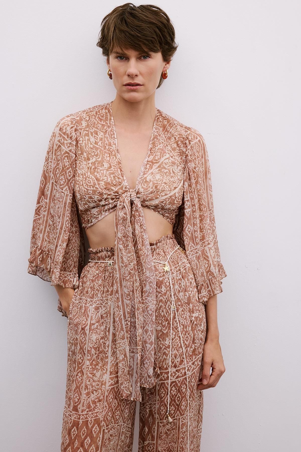 Rue Studio Bağlamalı Desenli Camel Crop Bluz