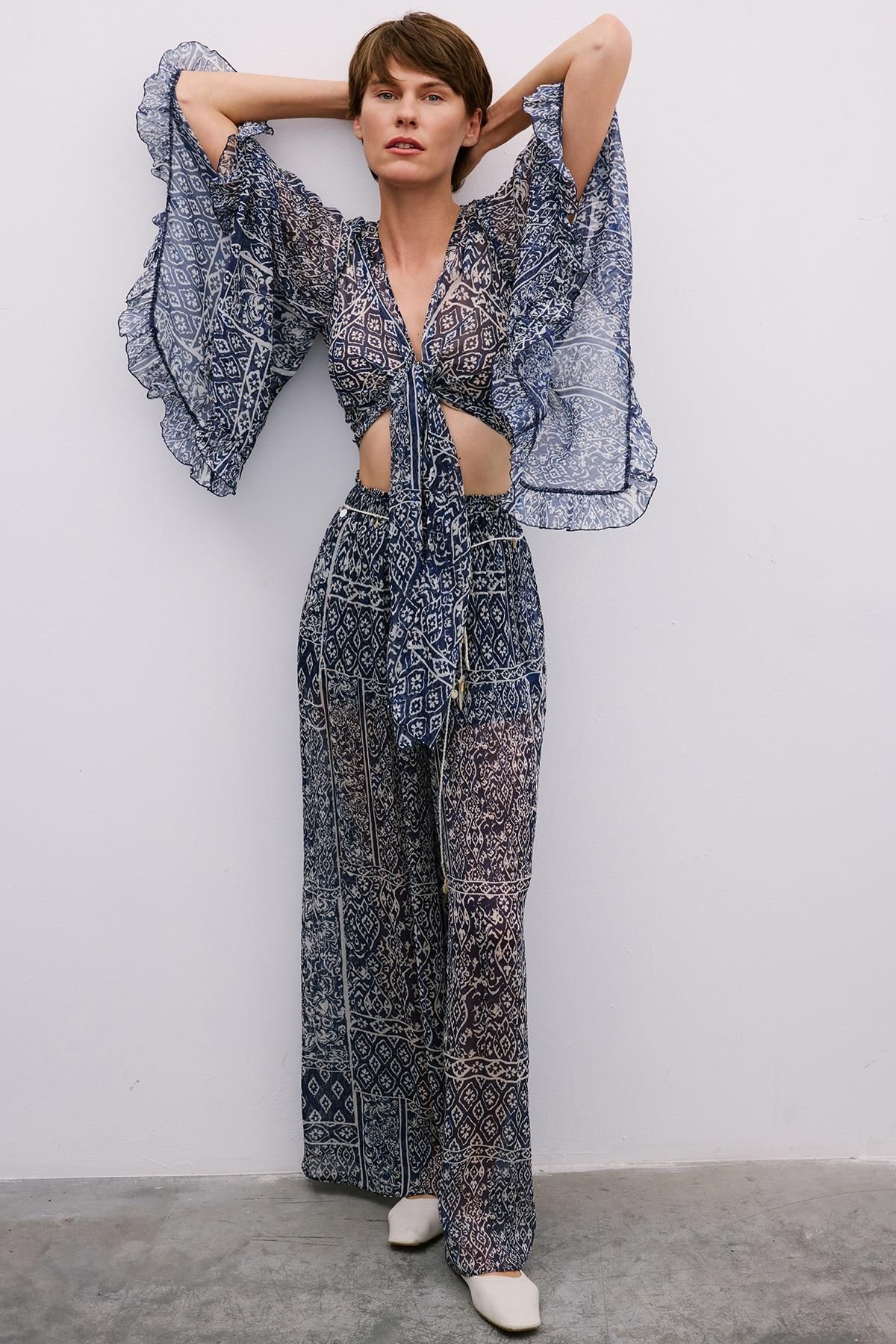Rue Studio Bağlamalı Desenli Lacivert Crop Bluz