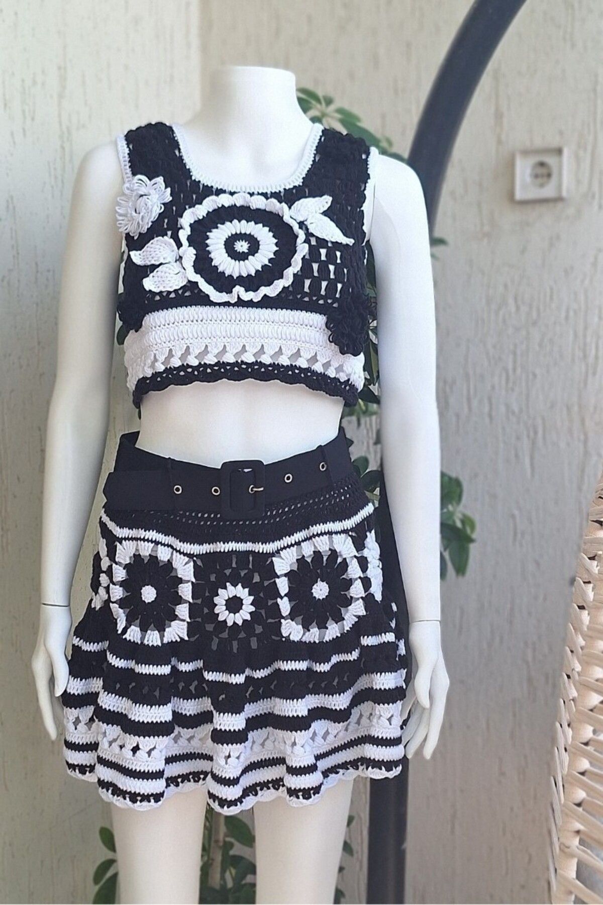 Butik KADIN SİYAH BEYAZ RENK PAMUKLU COTON İP KALIN ASKILI CROP BLUZ KISA ETEKLİ İKİLİ TAKIM