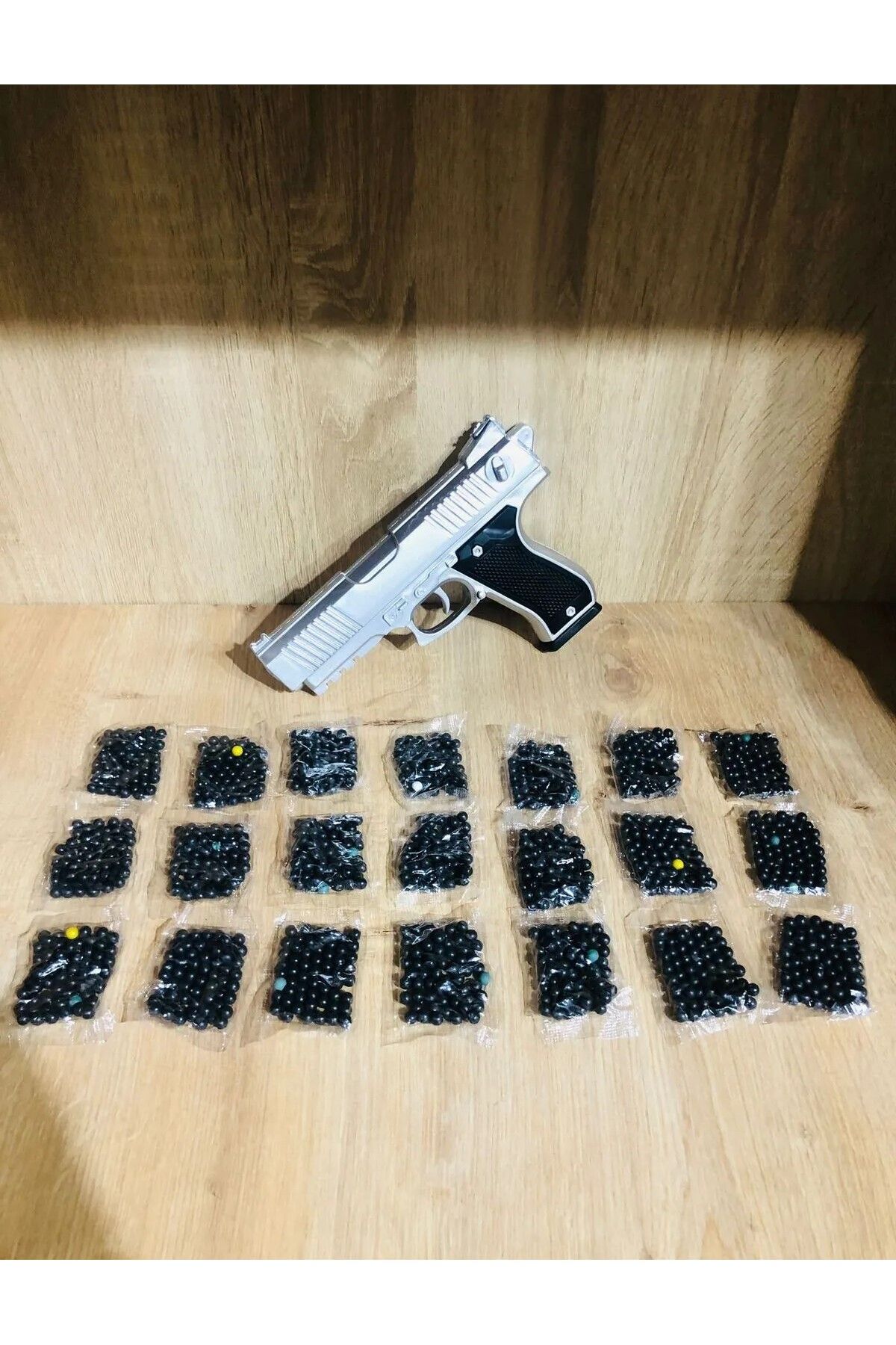ZıpZıpBox Oyuncak Tabanca Gold-Siyah ve Gümüş Renk Boncuklu Oyuncak Tabanca 1 Adet + 21 Paket Boncuk