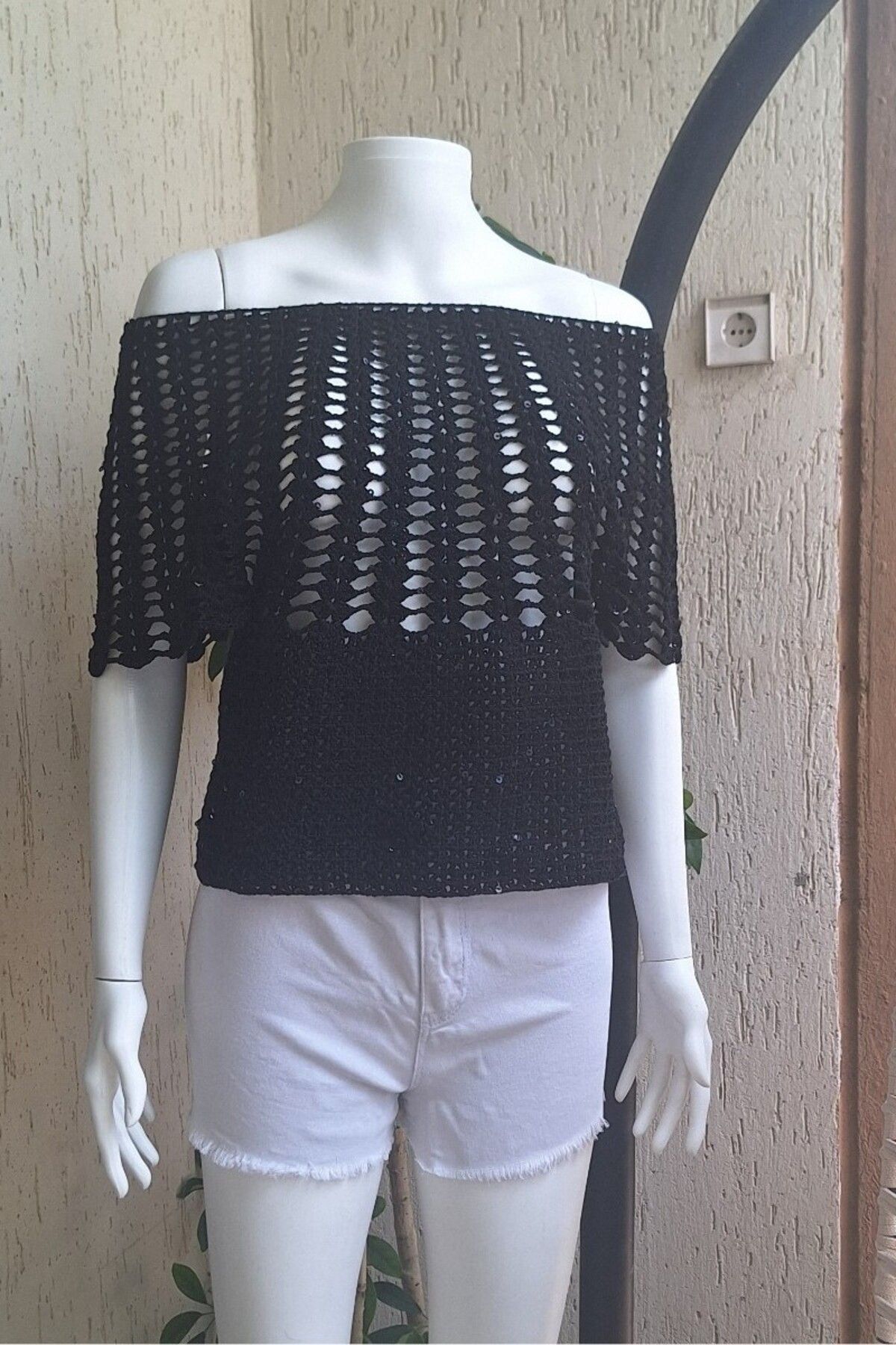Butik KADIN SİYAH PAMUKLU İP PUL DETAYLI HAND MADE EL ÖRGÜSÜ DÜŞÜK OMUZ DÜŞÜK KOL YAZLIK BLUZ